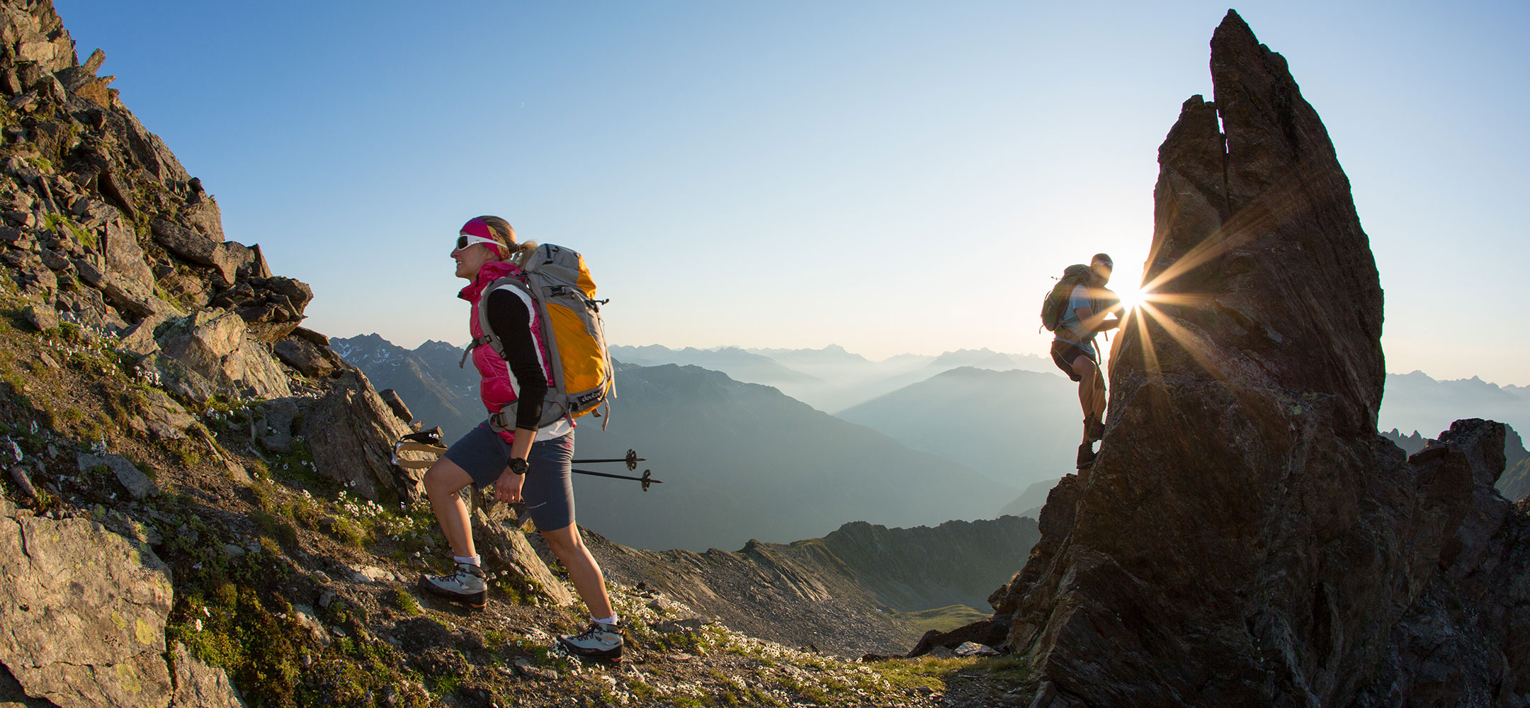 Zwei Bergsteiger beim Sonnenaufgang am Grat im Pitztal – alpines Abenteuer und Weitblick in den Tiroler Alpen